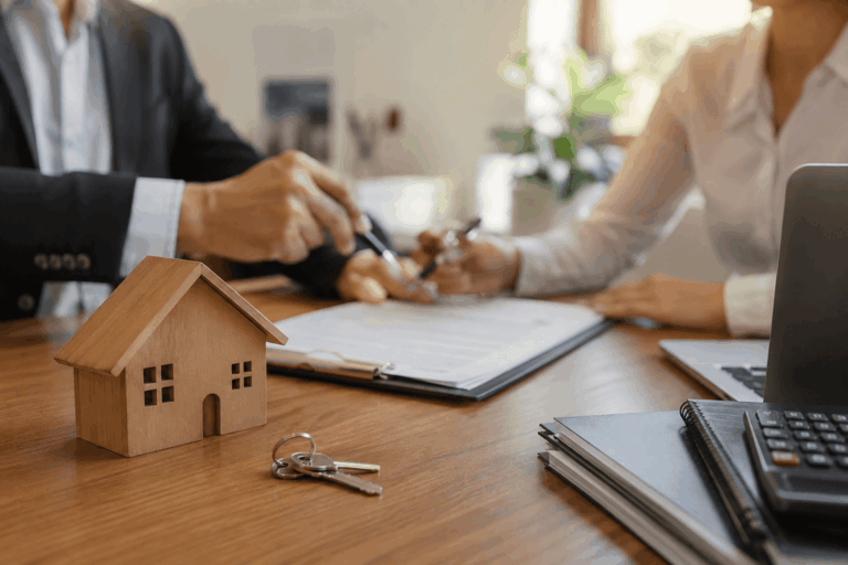Signature d'un mandat de gestion locative entre un propriétaire bailleur et un mandataire immobilier titulaire de la carte G